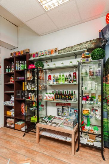 Offriamo una vasta gamma di prodotti di alta qualità, dalla Cannabis Light al Legal Hash, dagli Estratti alle Birre alla Canapa e agli Accessori per Fumatori.